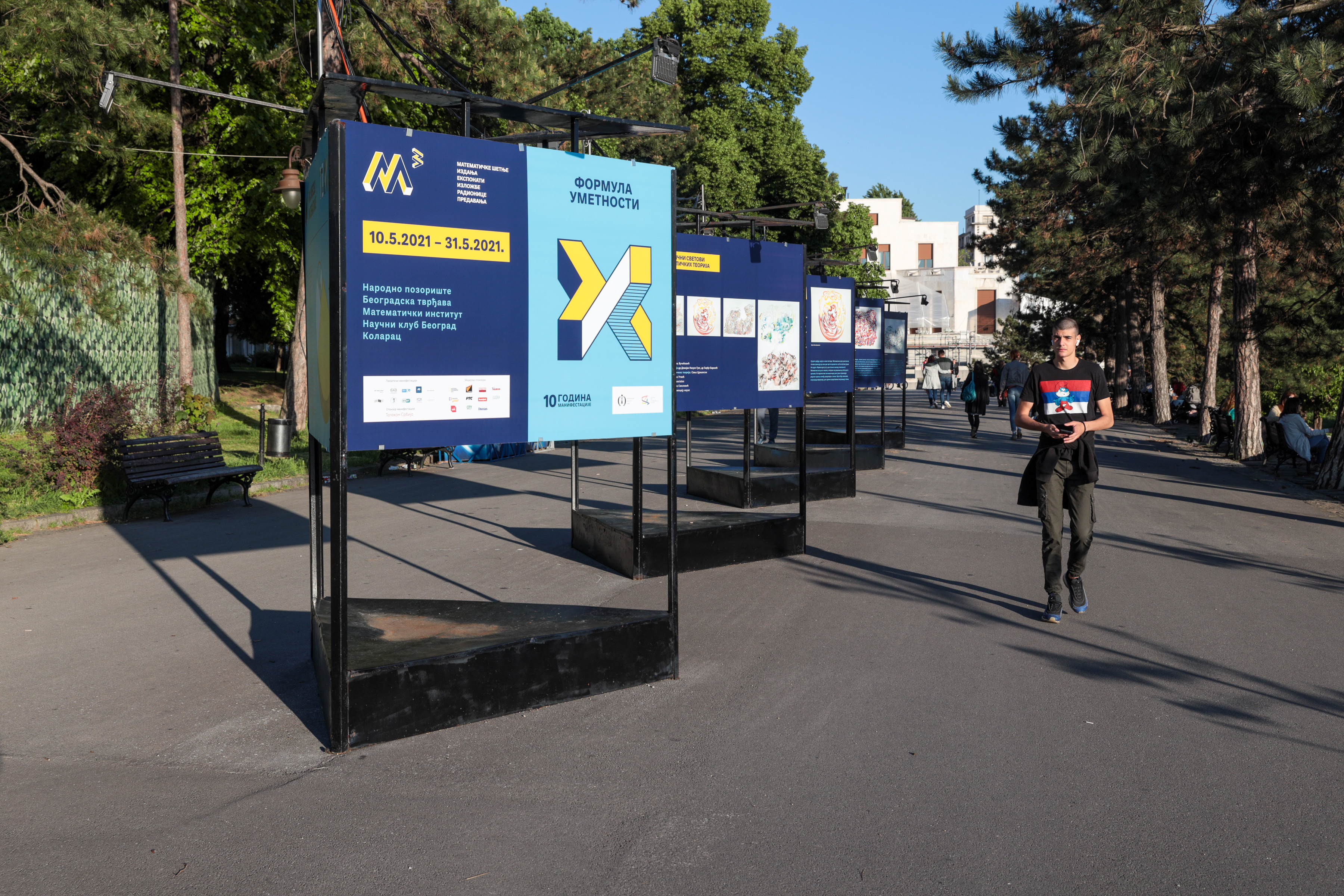 Auszug aus einer Ausstellung des Projekts: Mehrere blaue Tafeln mit Abbildungen und Aufschriften.